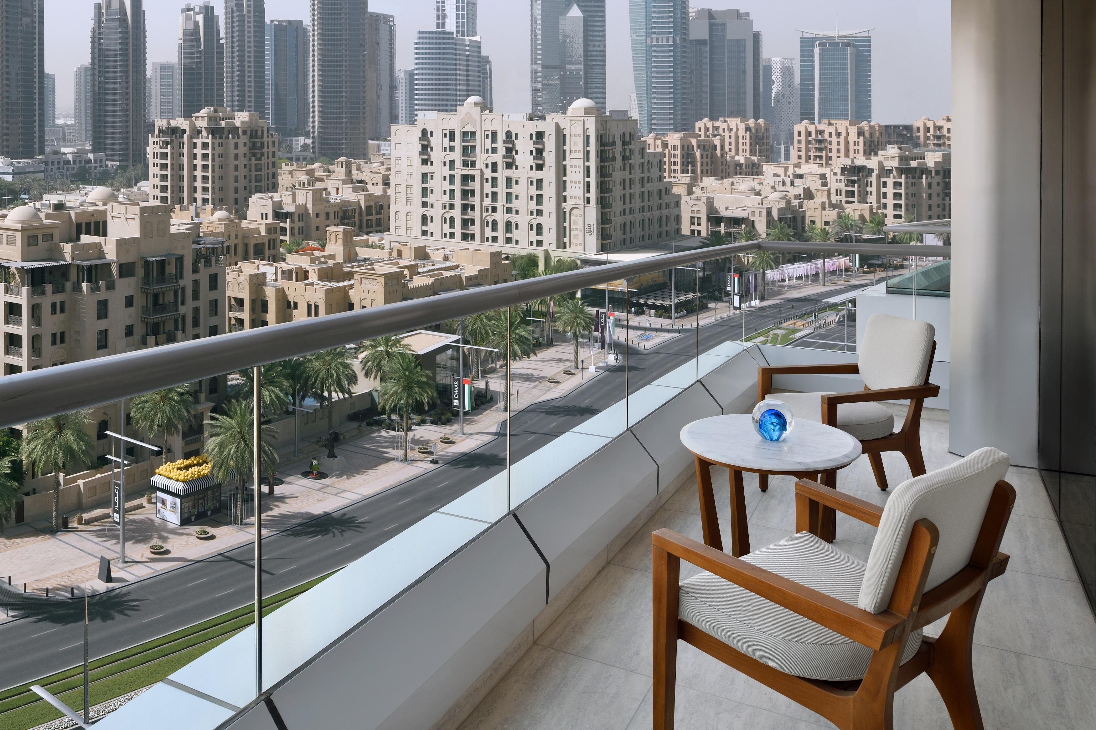 Отель Address Downtown Дубай Экстерьер фото A balcony in Dubai