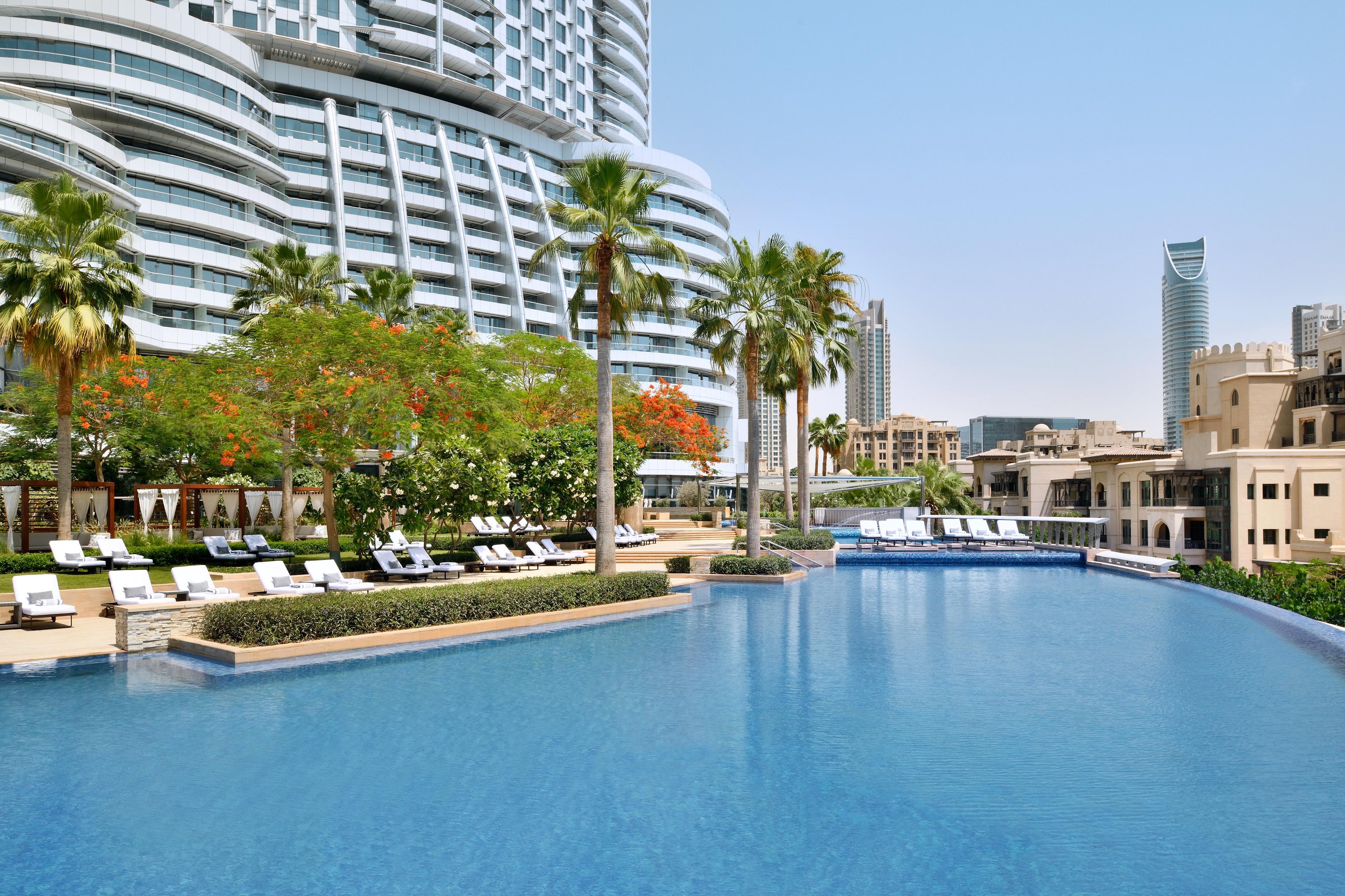 Отель Address Downtown Дубай Экстерьер фото The swimming pool at the Jumeirah Beach Hotel